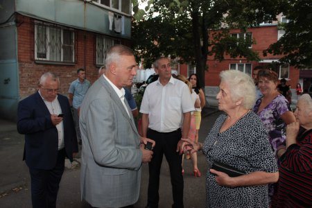 Борис Албегов  встретился с жителями дома по ул. Московская