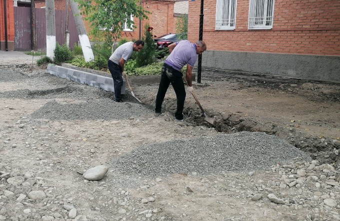 Во Владикавказе продолжается ремонт дорог по федеральной и муниципальной программам. 