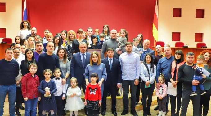 71 молодая семья Владикавказа получила жилищные сертификаты 