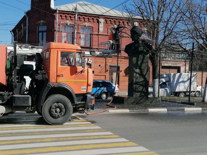 Во Владикавказе сотрудники коммунальных служб приступили к плановой промывке памятников и монументов. 