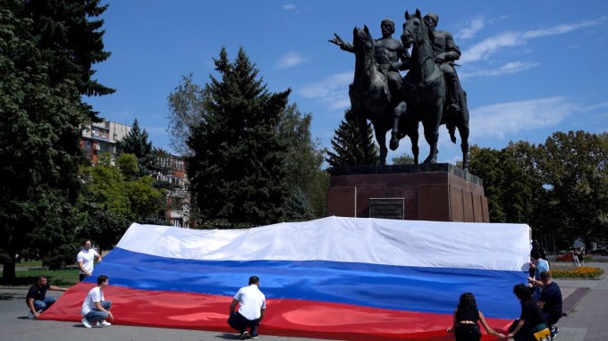 Во Владикавказе развернули десятиметровый флаг России.