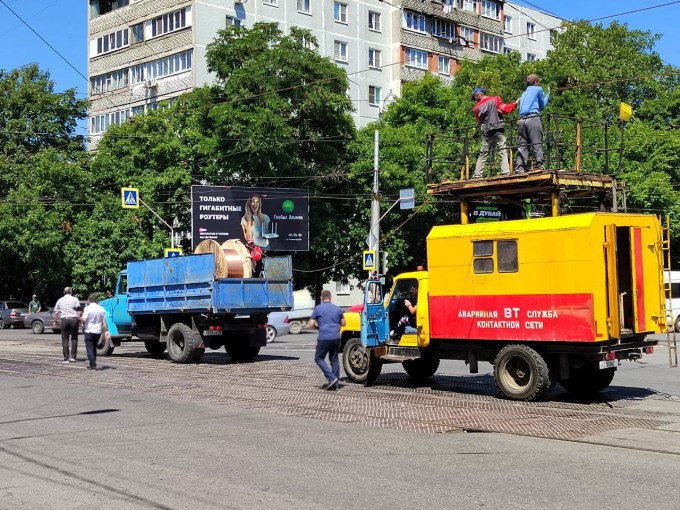 Во Владикавказе продолжается плановая замена трамвайной контактной сети. 