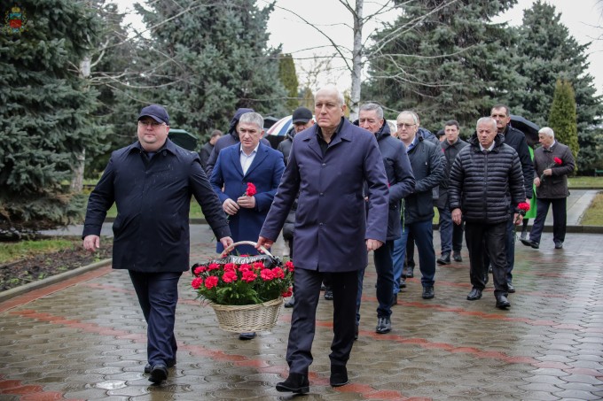 В 25-ю годовщину теракта на Центральном рынке Владикавказа, представители городской администрации возложили цветы к памятнику «Жертвам Беслана» на Мемориале Славы. 