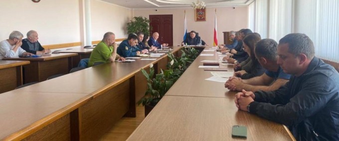 В администрации города под председательством заместителя главы АМС Игоря Шаталова состоялось заседание Комиссии по упреждению и ликвидации чрезвычайных ситуаций и обеспечению пожарной безопасности.