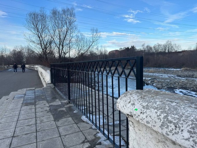  Для безопасности горожан в районе Новой набережной установлены металлические ограждения у технических спусков к реке.