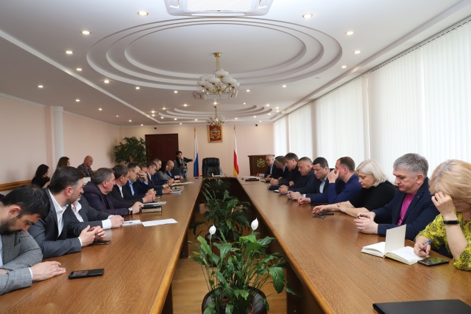 В администрации Владикавказа состоялось еженедельное аппаратное совещание под председательством первого заместителя главы АМС г. Владикавказа Зураба Дзоблаева. 