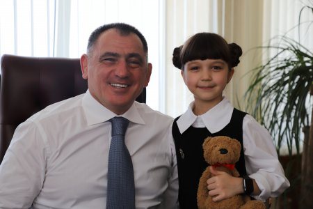 Махарбек Хадарцев встретился с юной поэтессой Николь Плиевой
