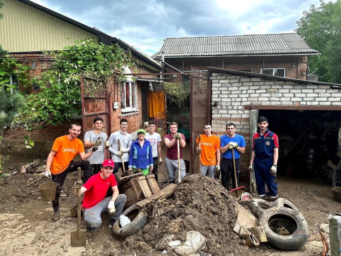  На помощь пострадавшим в ходе стихии жителям Владикавказа пришли волонтёры. 