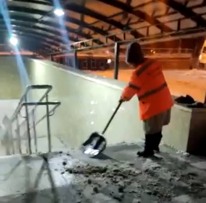 Продолжается круглосуточная работа по расчистке дорог Владикавказа от снега и наледи