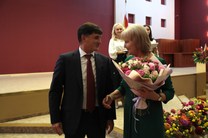 В администрации Владикавказа поздравили учителей с профессиональным праздником