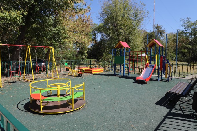 АМС Владикавказа продолжает плановую работу по ремонту детских и спортивных площадок.