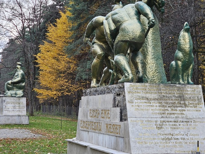 В парке «Нартон» начали ремонтировать постаменты скульптур героев нартского эпоса