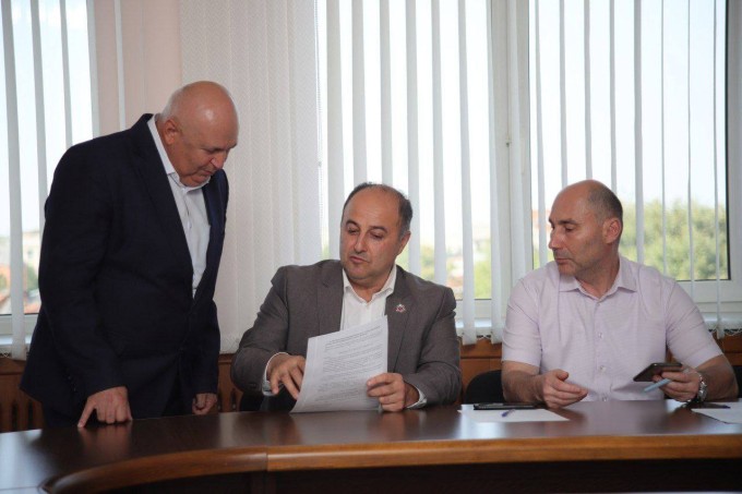 Подготовку к отопительному сезону и меры противопожарной безопасности в школах обсудили в мэрии Владикавказа