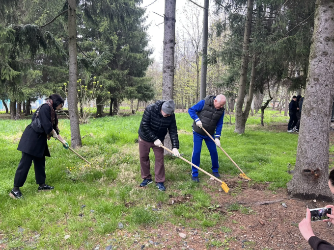 Мэрия Владикавказа присоединилась ко Всероссийскому субботнику, убрав территорию Комсомольского парка