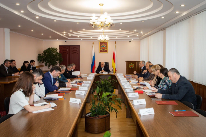 В администрации состоялось совместное заседание Антитеррористической комиссии МО и Оперативной группы Владикавказа под председательством мэра города Вячеслава Мильдзихова.