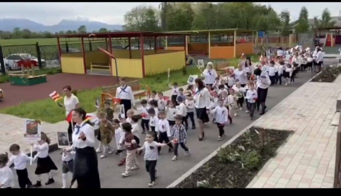 В детском саду №178 Владикавказа открыли выставку о героях войны и СВО.