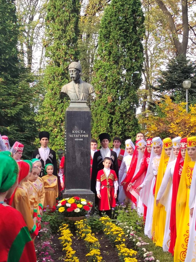 Праздничные мероприятия, посвященные юбилею Коста Хетагурова, продолжились в Центральном парке, который носит имя поэта.  