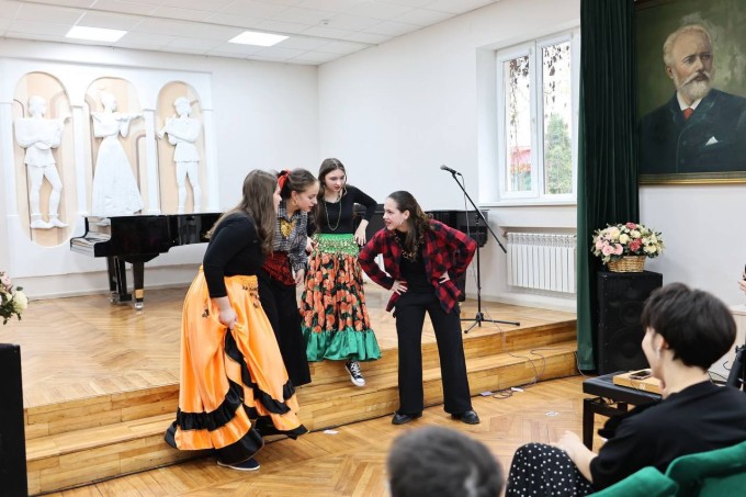 В детской музыкальной школе № 1 имени П. И. Чайковского уже третий год подряд проходит фестиваль актёрской песни «Остров невезения».