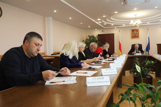 В городе состоялось заседание Комиссии по соблюдению требований к служебному поведению муниципальных служащих.