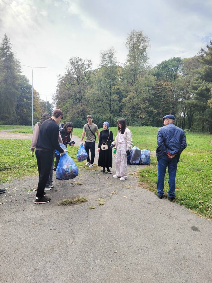 На минувшей неделе сотрудники двух префектур и сознательные жители  провели субботники. 