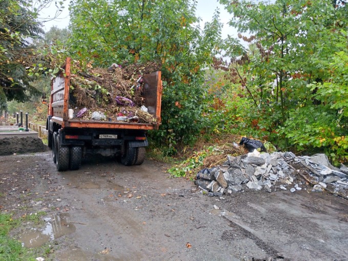 С территории Ново-Осетинского кладбища накануне вывезли шесть КАМАЗов с мусором