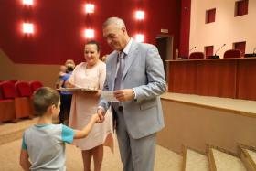 Первоклассники Владикавказа получили подарки от Бориса Албегова 