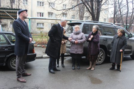 Борис Албегов посетил двор на ул. Галковского