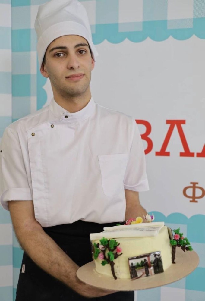 Победитель конкурса на лучший рецепт торта «Владикавказ» студент Северо-Осетинского государственного торгово - экономического колледжа Давид Газзаев, после объявления результатов не скрывал эмоций. 