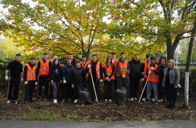 Более 100 человек приняли участие в генеральной уборке Афганского сквера