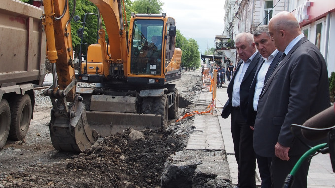 Алан Коцоев проверил ход работ на проспекте Мира.