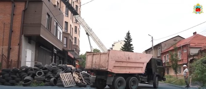 На ул. Алагирской, 5 завершился демонтаж аварийного участка фасада многоквартирного дома