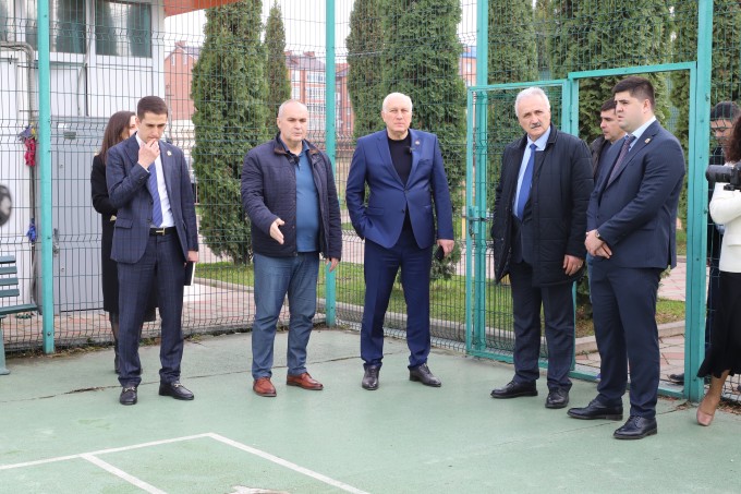 Вячеслав Мильдзихов пообещал заменить покрытие теннисных кортов муниципальной академии тенниса "Асгард". 