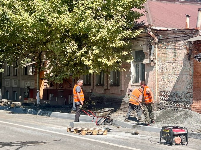 В ходе ремонта ул. Димитрова на участке от ул. Мордовцева до ул. Штыба идёт замена асфальтового покрытия проезжей части, тротуаров и замена бордюра и поребриков.