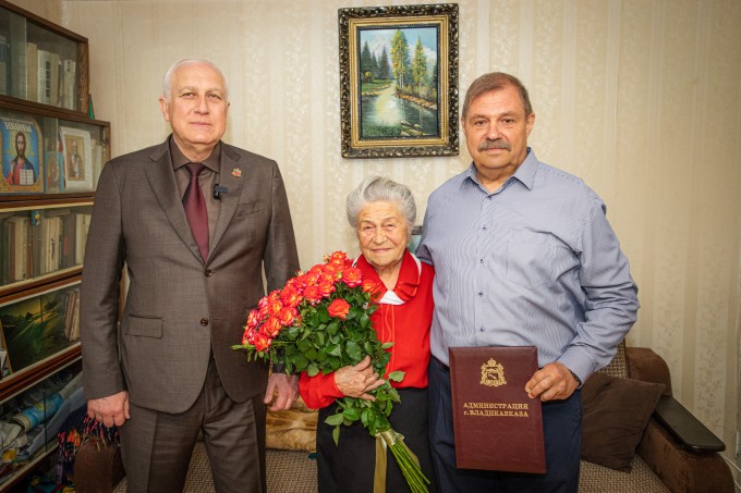 Вячеслав Мильдзихов: поздравил с 95-летним юбилеем учительницу Лидию Ивановну Покусаеву. 