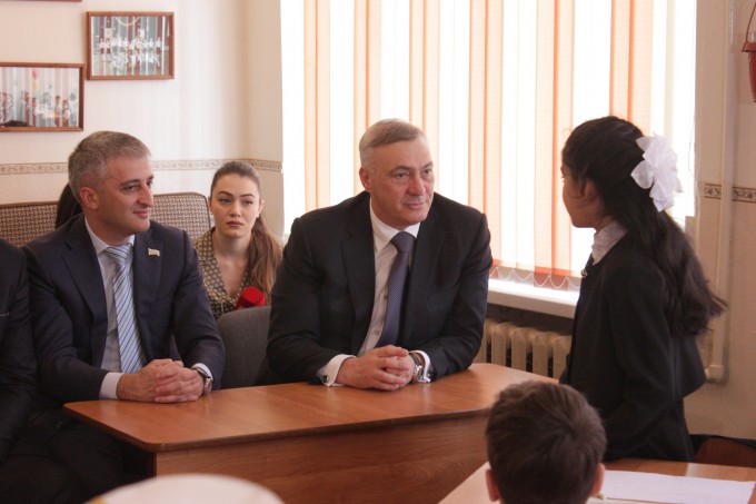 Борис Албегов посетил открытый урок в СОШ №26