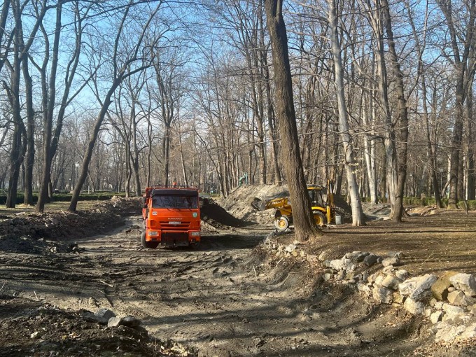 В Центральном парке культуры и отдыха имени Коста Хетагурова приступили к очистке прудов.