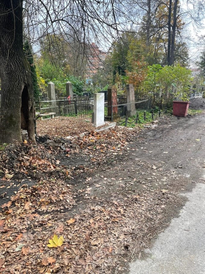 На текущей неделе продолжились работы по уборке городских кладбищ