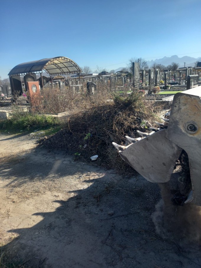 На Гизельском кладбище ликвидировали стихийную свалку