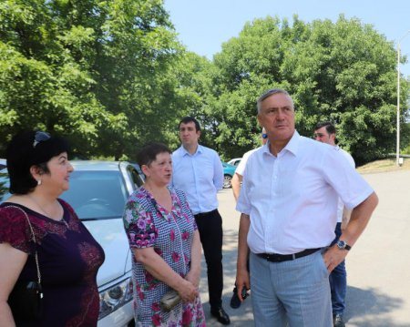 Борис Албегов посетил двор по ул. Иристонской по обращению жителей
