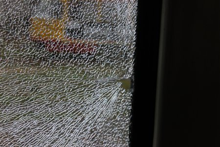 Неизвестные разбили окна обновленного трамвая