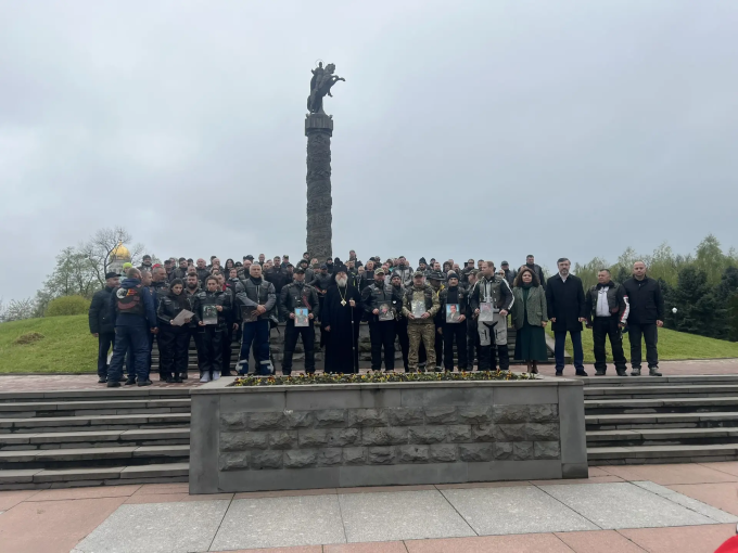 На Мемориале Славы во Владикавказе сегодня прошла торжественная церемония возложения цветов в рамках XI международного мотомарша «Дороги Победы — Кавказ кузница героев»