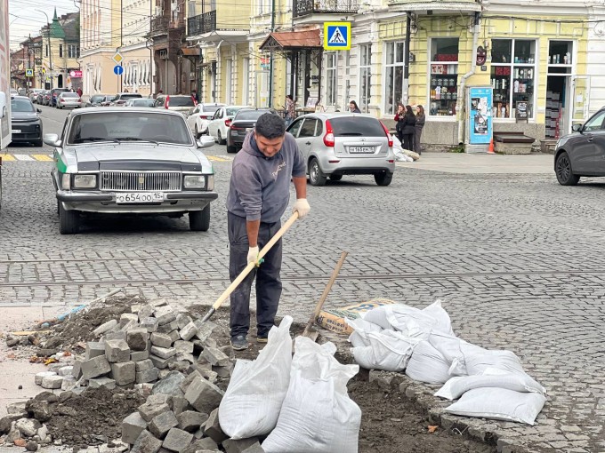 Администрация Владикавказа восстанавливает брусчатку в самом центре города вместо ресурсоснабжающей организации