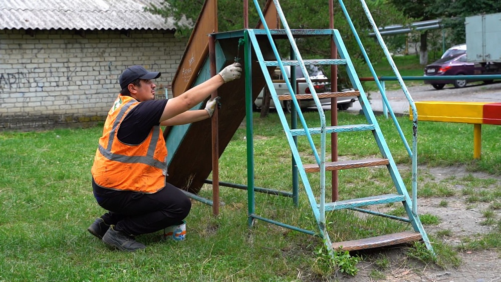 Сотрудники «Спецэкосервис» проводят ремонт детских площадок. За сезон  отремонтировано пятьдесят игровых зон.