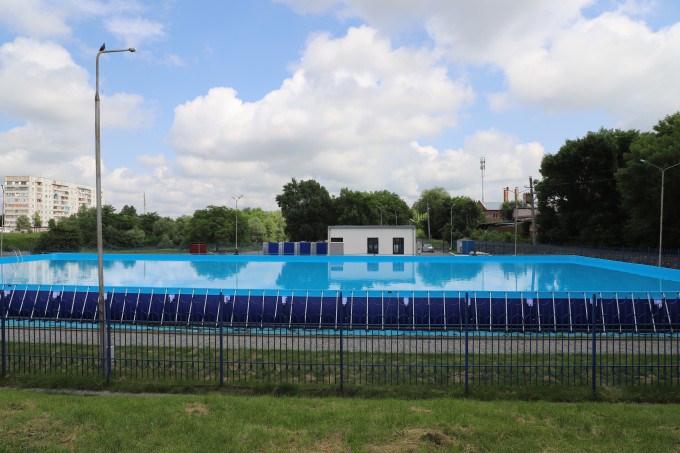 Во Владикавказе открылся купальный сезон. Для жителей города оборудованы три бассейна под открытым небом. 