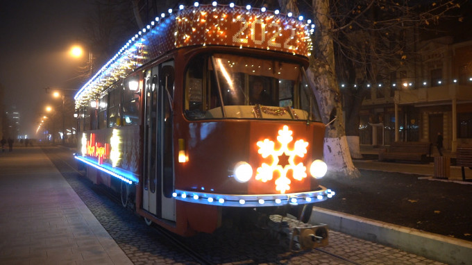 Во Владикавказе начал курсировать новогодний трамвай