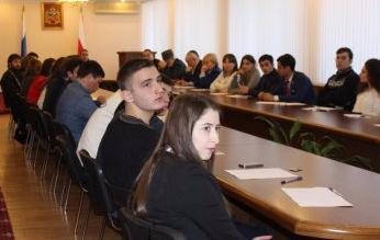 Проблемы асоциальных явлений в молодежной среде обсудили за круглым столом в администрации Владикавказа