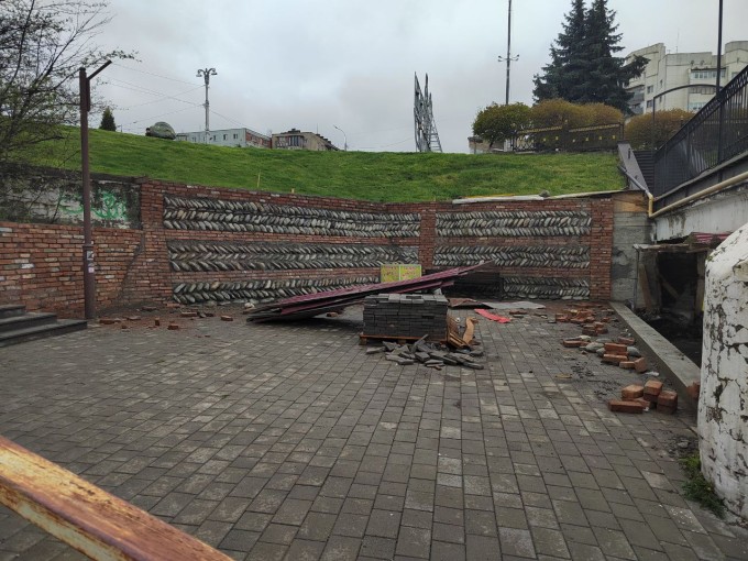 Речной булыжник и дореволюционный кирпич. 