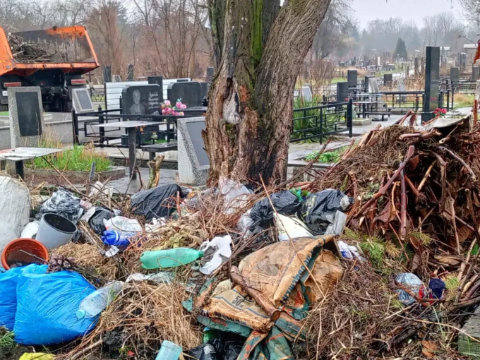  Специализированные службы продолжают приводить в порядок городские кладбища 