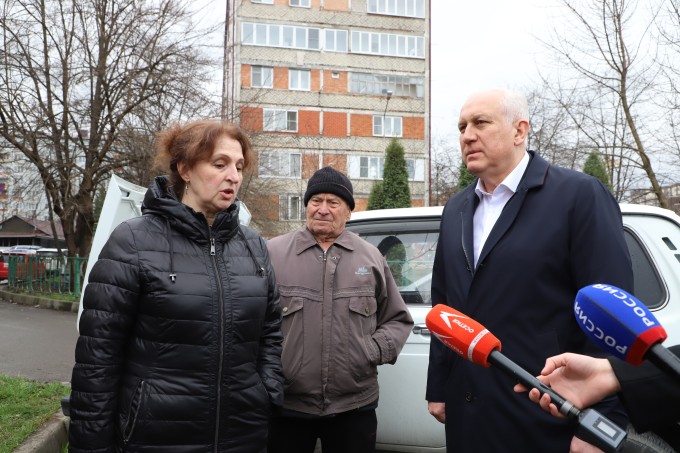  Вячеслав Мильдзихов встретился с жителями улицы Дзусова.