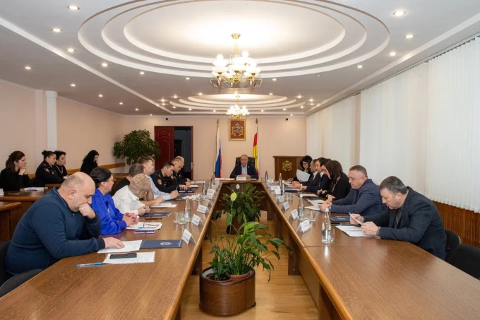 В администрации местного самоуправления г. Владикавказа под председательством заместителя главы АМС Руслана Казбекова прошло заседание антинаркотической комиссии.